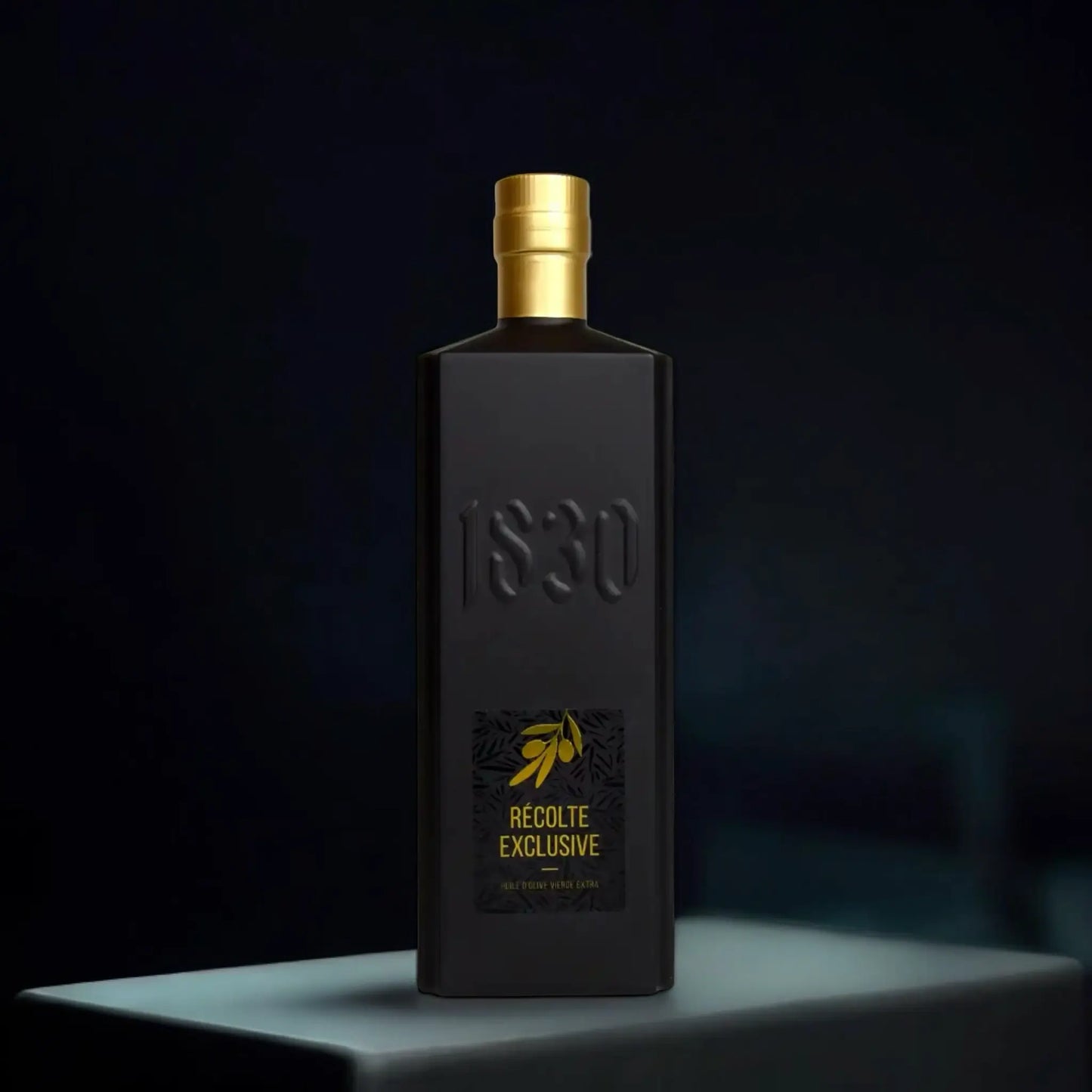 Exklusives Bio Olivenöl aus Frankreich – Récolte Exclusive in schwarzer Flasche mit goldener Kappe, fotografiert in modernem Studiolicht