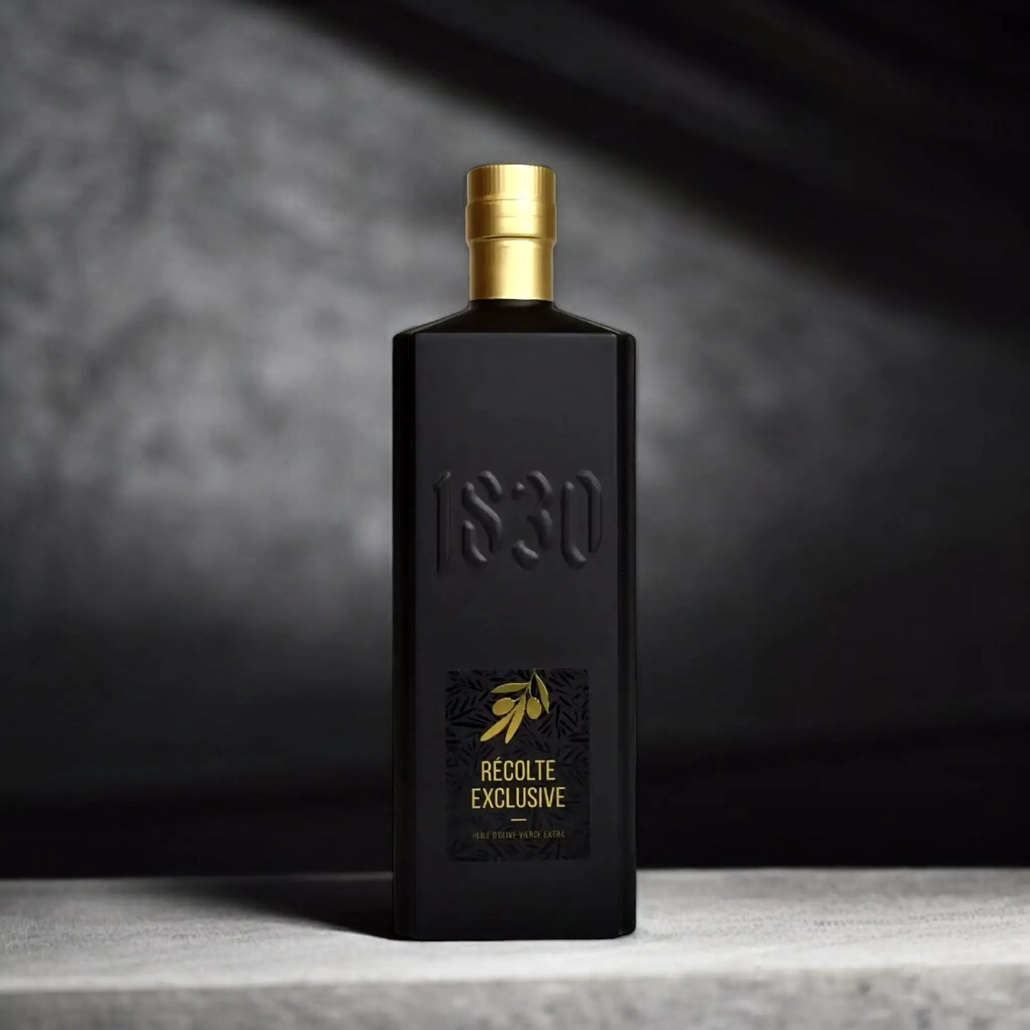 Récolte Exclusive – Bio Olivenöl aus Frankreich in schwarzer Premiumflasche mit goldener Verschlusskappe, edel inszeniert vor dunklem Hintergrund