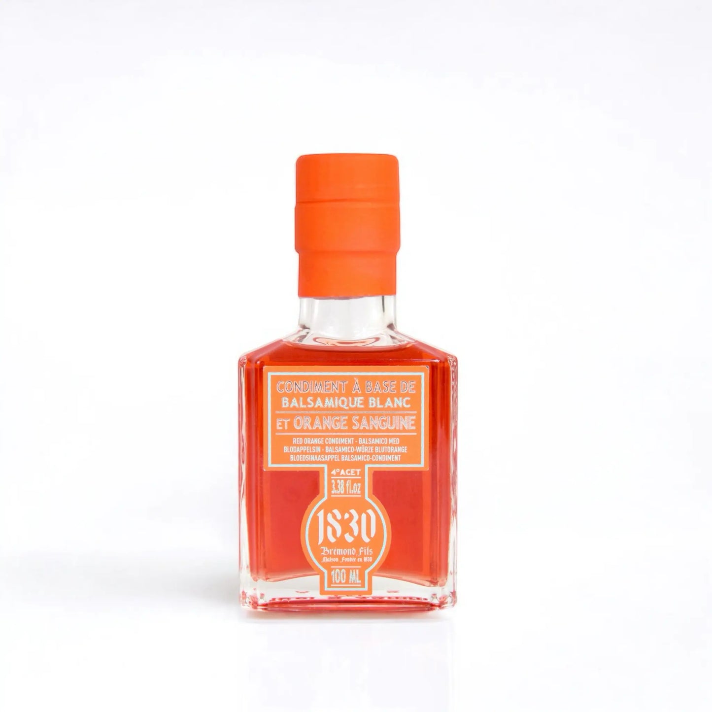 Eine Flasche Blutorange-Balsamico-Essig von Maison Brémond 1830 vor einem weißen Hintergrund. Die quadratische Glasflasche mit leuchtend orangefarbenem Verschluss und Etikett hebt die edle, fruchtige Essenz des Produkts hervor.
