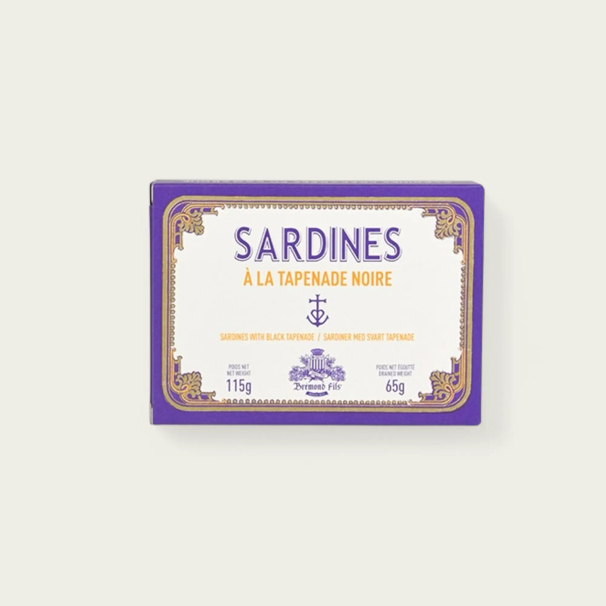 Dose mit Sardinen in schwarzer Tapenade, einer feinen Mischung aus schwarzen Oliven, Kapern und Olivenöl. Traditionelle französische Spezialität aus der Provence.