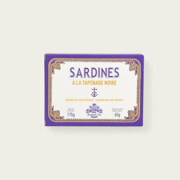 Dose mit Sardinen in schwarzer Tapenade, einer feinen Mischung aus schwarzen Oliven, Kapern und Olivenöl. Traditionelle französische Spezialität aus der Provence.