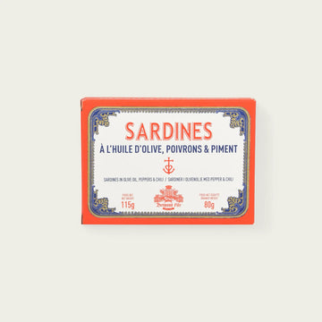 Edle Dose mit Sardinen in Olivenöl, verfeinert mit Paprika und Chili. Klassisches Design in Rot, Blau und Weiß mit maritimem Flair. Produkt von Maison Brémond 1830, netto 115 g, abgetropft 80 g.