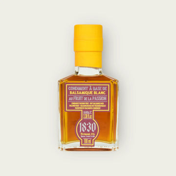 Edle Flasche weißer Balsamico-Essig Condiment mit Passionsfrucht von Maison Brémond 1830, 100 ml, mit leuchtend gelbem Verschluss und stilvollem Etikett auf hellem Hintergrund. Perfekt für Feinschmecker und Liebhaber exotischer Geschmacksnoten.