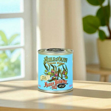 Das 100 ml Testsieger-Olivenöl in Bio-Qualität aus Frankreich steht auf einem Küchentisch – bereit zum Genießen.