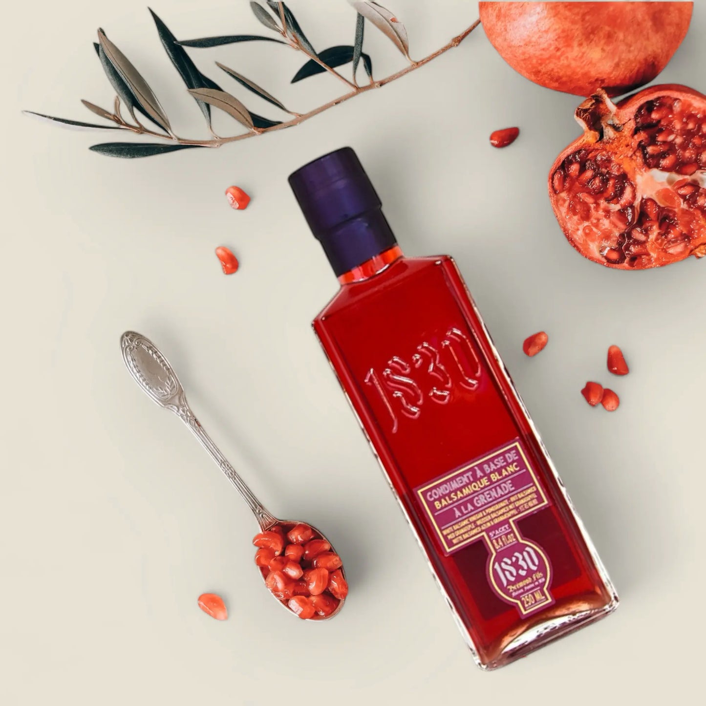 Granatapfel Weißer Balsamico Essig Condiment mit frischen Granatapfelkernen und edlem Flaschendesign – das perfekte Highlight für Ihre Küche.