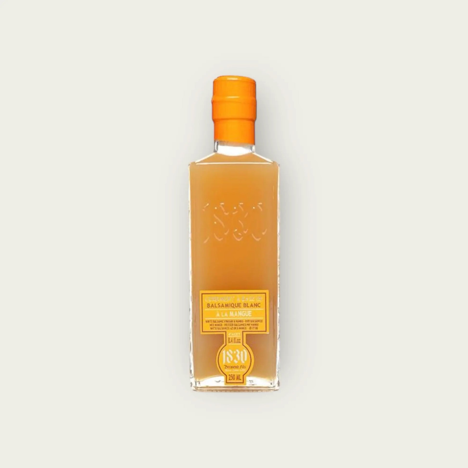 Produktbild einer 250 ml Glasflasche Mango-Balsamico-Essig mit gut lesbarem Etikett auf neutralem Hintergrund.