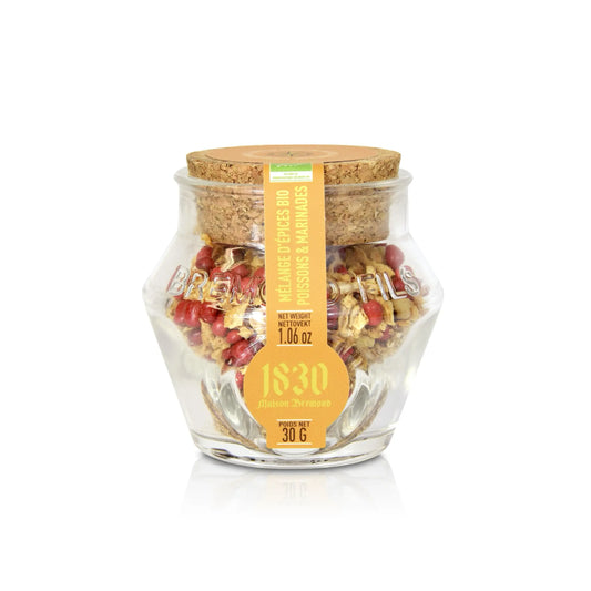 Glas mit Korkverschluss, gefüllt mit einer Bio-Gewürzmischung für Fisch. Auf dem Glas steht "Bremond Fils", das Etikett zeigt "1830 Maison Brémond". Die Mischung enthält getrocknete Zitronen, rosa Pfefferbeeren und andere Gewürze.