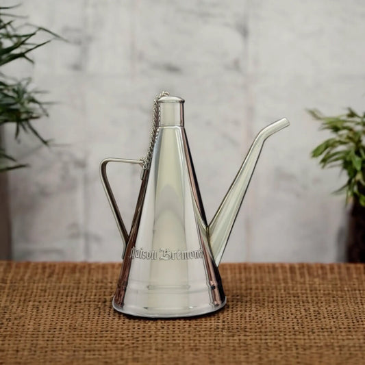 Maison Brémond Ölkanne in edlem Design – Edelstahl-Ölkanne mit langem Ausguss für exaktes und tropffreies Ausgießen von Olivenöl.