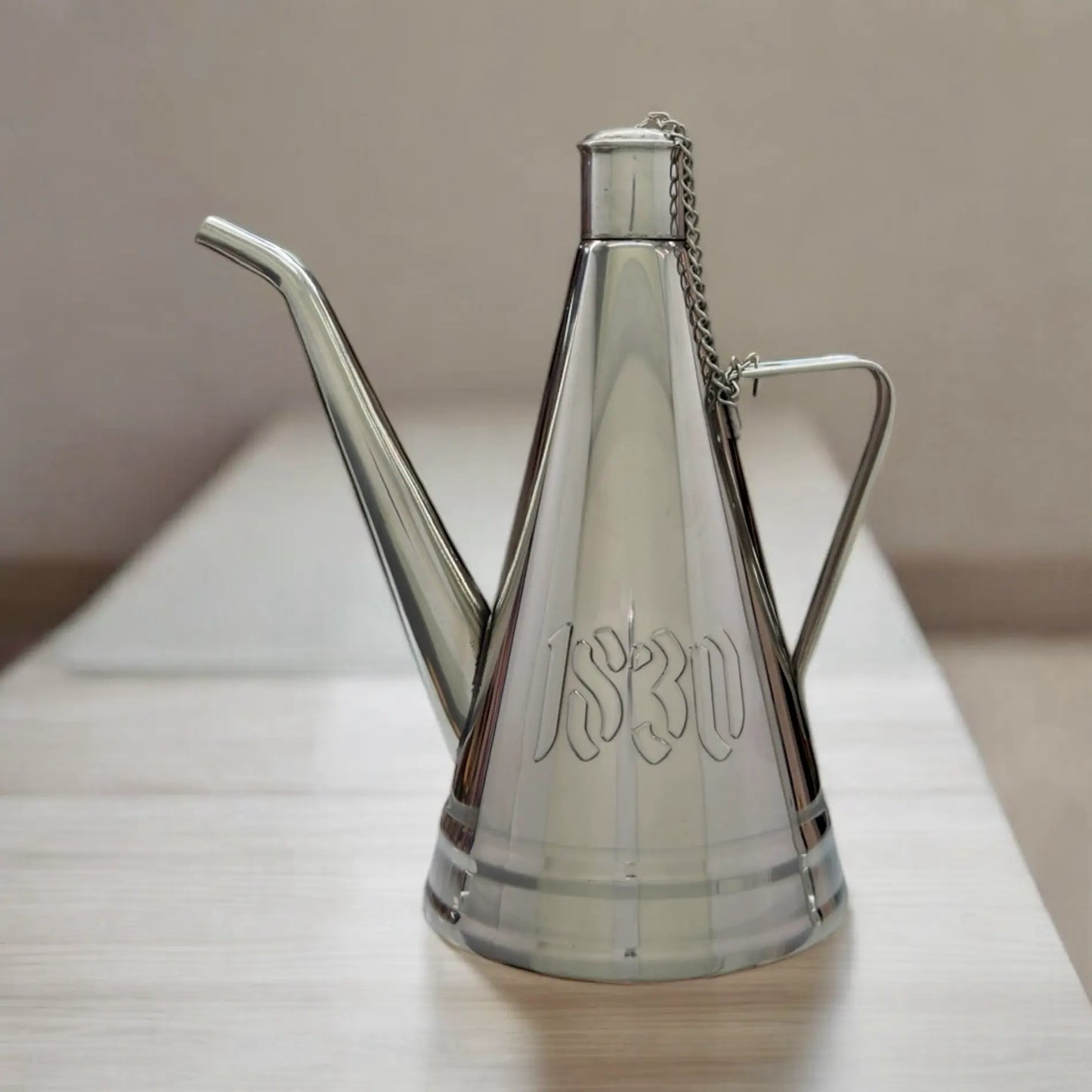 Ölkanne mit nostalgischer Prägung „1830“ – Edelstahl-Ölkanne mit geprägter Jahreszahl 1830, klassisches Design für Olivenöl-Liebhaber.