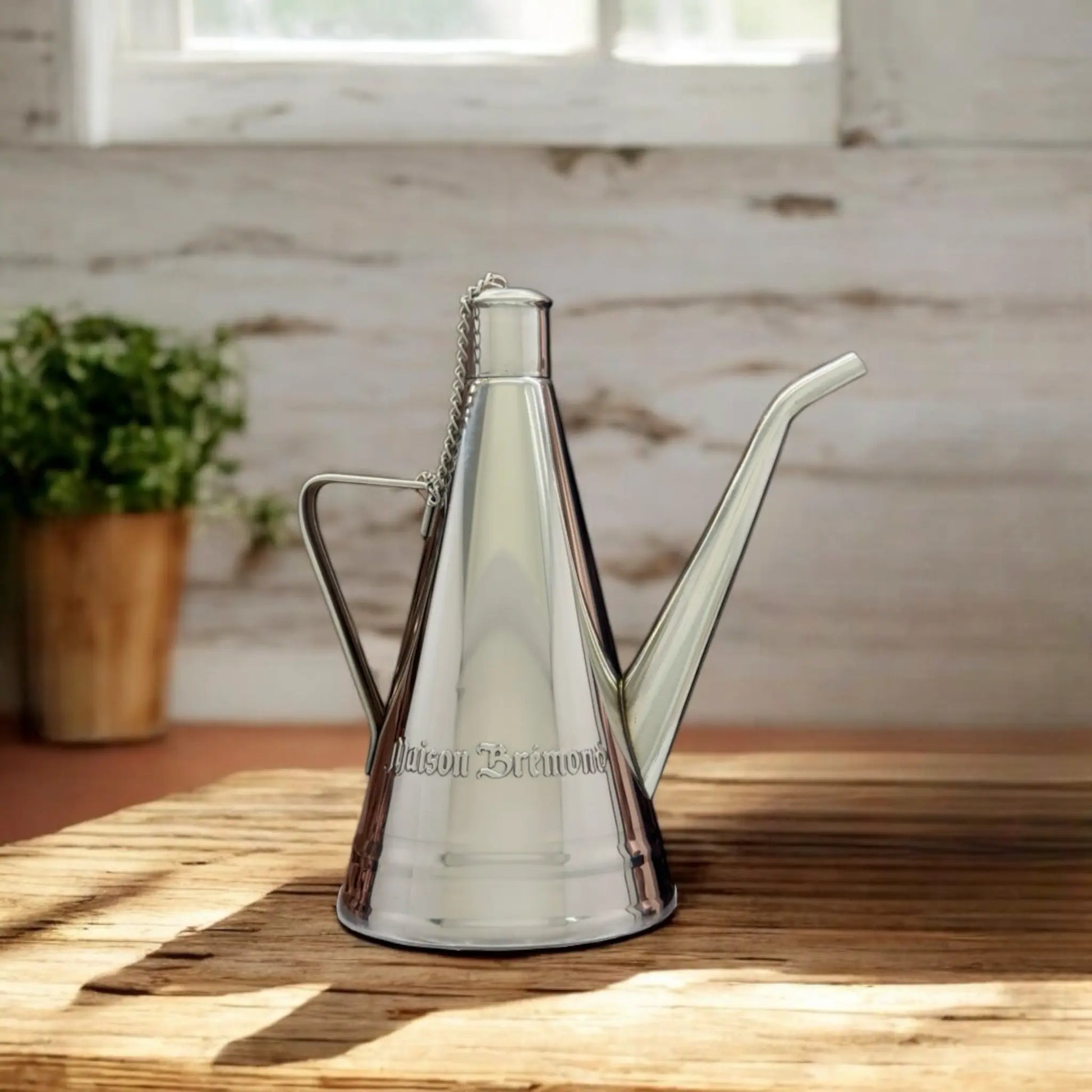 Ölkanne aus Edelstahl mit eingravierter Prägung – Robuste und langlebige Maison Brémond Ölkanne mit stilvoller Gravur und langem Ausguss.