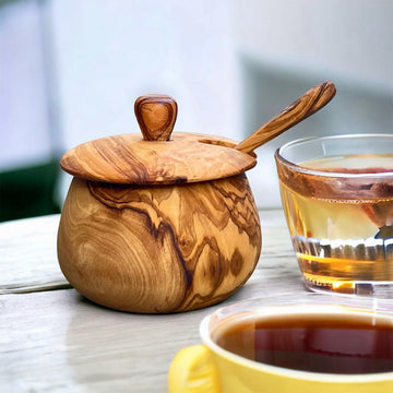Olivenholz Dose, Salzdose, Zuckerdose, Gewürzdose steht auf dem Tisch neben eine tasse tee