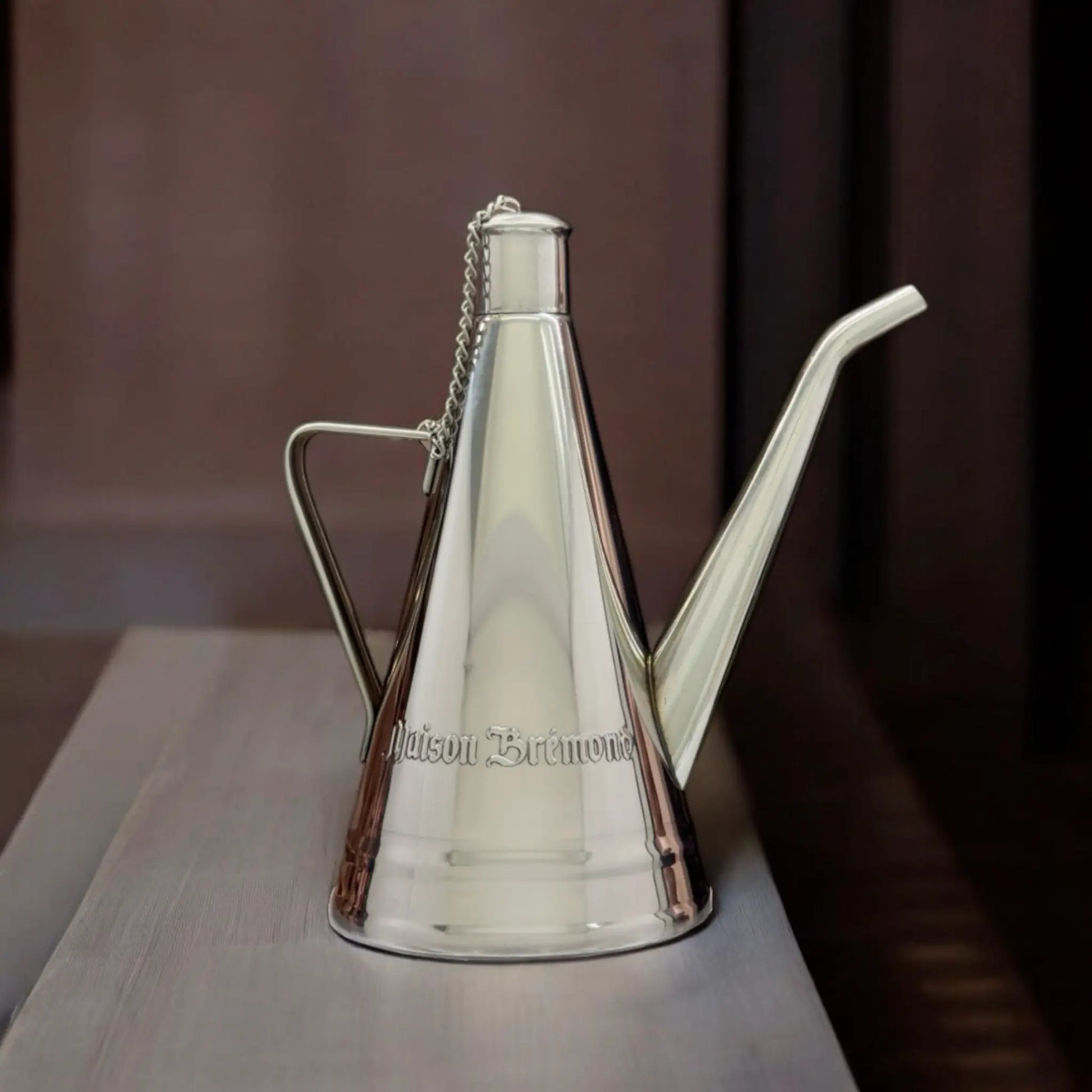 Ölkanne aus rostfreiem Stahl mit Deckel – Praktische Edelstahl-Ölkanne mit Kettendeckel, ideal für die Aufbewahrung von Olivenöl.