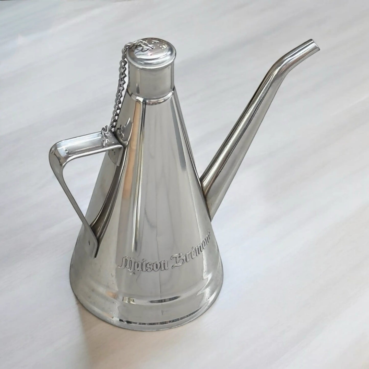Maison Brémond Ölkanne aus Edelstahl – Hochwertige Ölkanne aus rostfreiem Stahl mit eingraviertem Maison Brémond Schriftzug, ideal für Olivenöl.