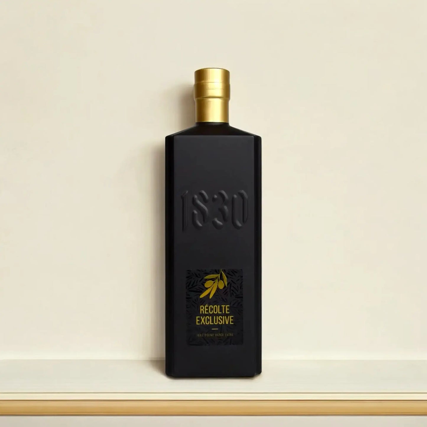 Récolte Exclusive Olivenöl – elegante schwarze Glasflasche mit goldener Kappe, präsentiert vor hellem Hintergrund