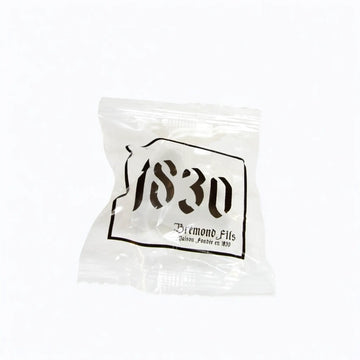 Maison Brémond Ausgießer in Originalverpackung – Ein transparenter Ausgießer in einer Verpackung mit „1830 Brémond Fils“-Aufdruck, passend für Olivenöldosen.