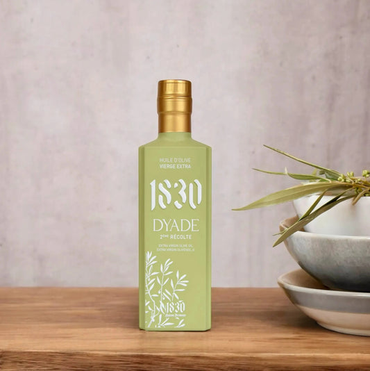 Maison Brémond 1830 Dyade Duo – Vergleich 1. und 2. Ernte Olivenöl auf Holzregal mit Keramikschalen