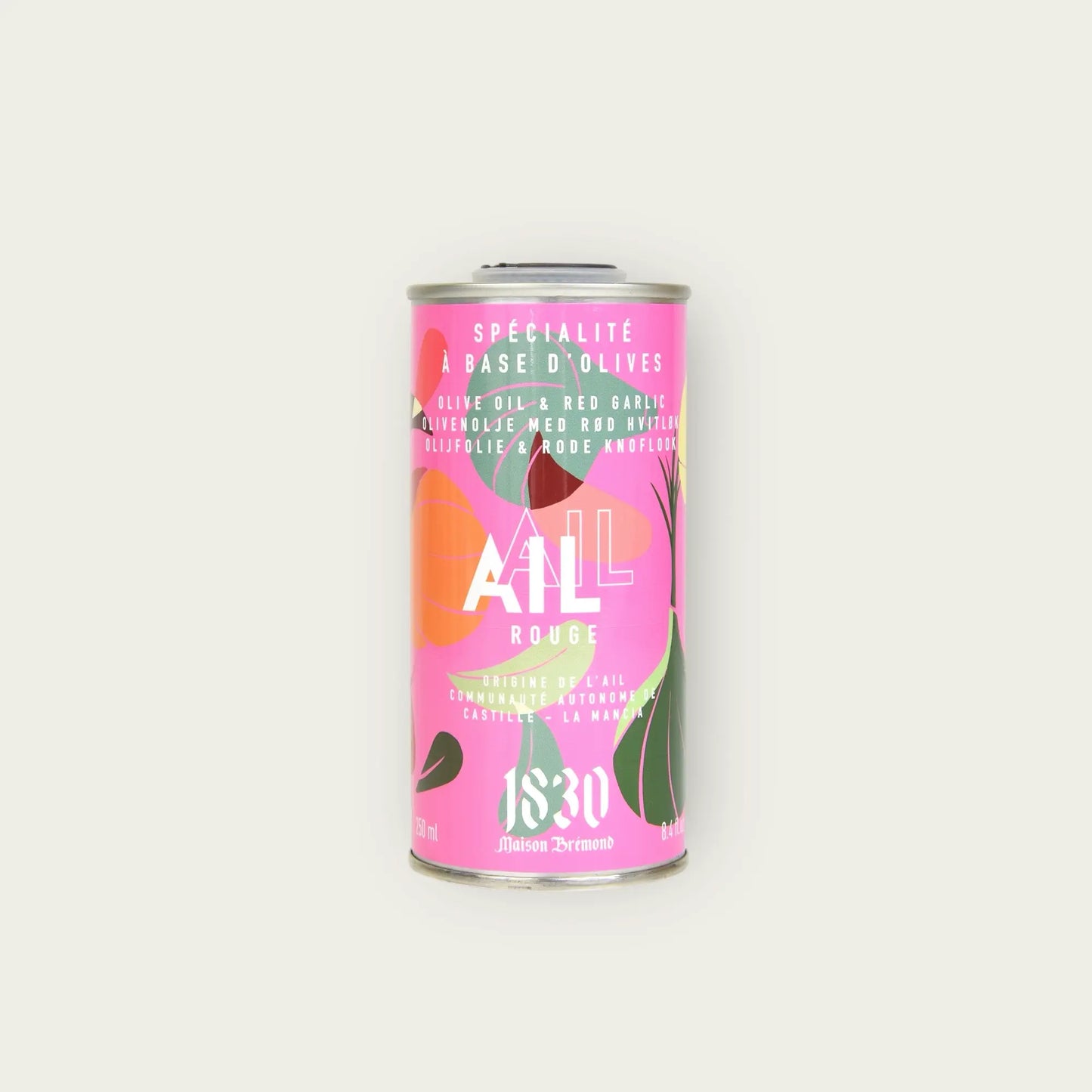 Maison Brémond Knoblauch-Olivenöl 250 ml – Detailaufnahme des stilvollen Kanisters mit pinkem Design und frischen Kräutern im Hintergrund.