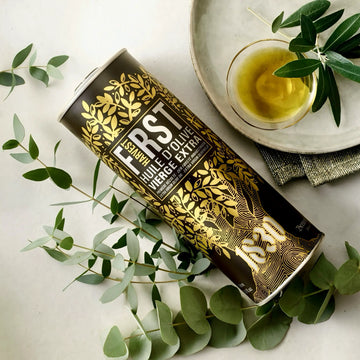 FIRST – Premium-Olivenöl aus der Provence in edler schwarzer Dose mit Goldverzierung. Extra natives Olivenöl aus Frankreich, erste Olivenernte.