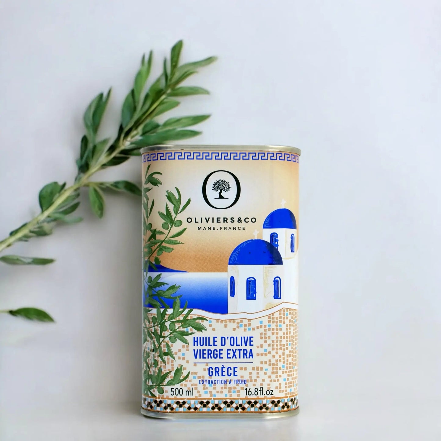 500 ml Dose Premium-Olivenöl aus Griechenland von Oliviers & Co, verziert mit einem traditionellen griechischen Motiv und einem Olivenzweig.