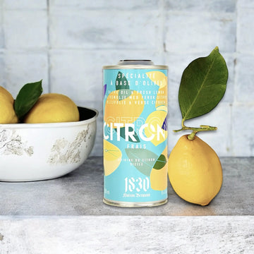 Design-Dose Olivenöl mit frischer Zitrone von Maison Brémond 1830, umgeben von Zitronen. Hochwertiges extra natives Olivenöl, ideal für Salate, Fischgerichte und mediterrane Speisen. Jetzt kaufen.