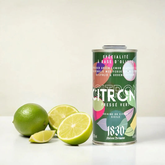 Olivenöl mit grüner Zitrone in einem stilvollen Kanister, umgeben von frischen Limetten – eine erfrischende Wahl für mediterrane Gerichte.