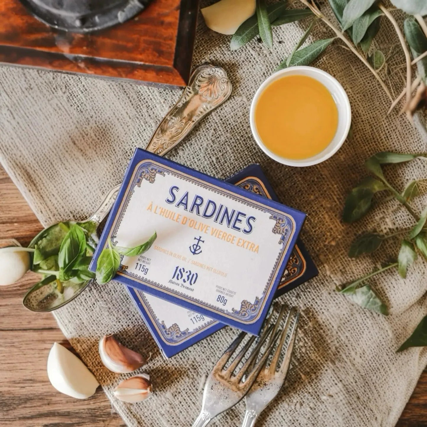 Sardinen in extra natives Olivenöl – in stilvoller Dose. Hochwertige Sardinen von Maison Brémond, servierfertig mit aromatischem Olivenöl. Perfekt für Feinschmecker.