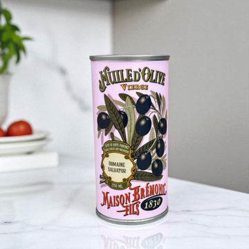 Testsieger-Bio-Olivenöl Domaine Salvator – schwarz-fruchtig, aus Frankreich, auf einem Marmorküchentisch vor weißem Hintergrund