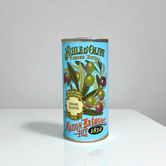 Testsieger-Bio-Olivenöl Domaine Salvator auf einem weißen Tisch. Die dekorative Dose ist mit Olivenzweigen und Olivenmotiven verziert.