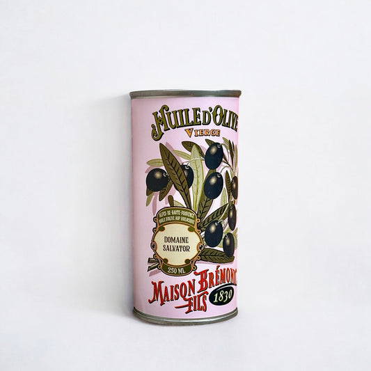 Testsieger-Bio-Olivenöl Domaine Salvator – Schwarz-fruchtig, vor weißem Hintergrund, aus Frankreich