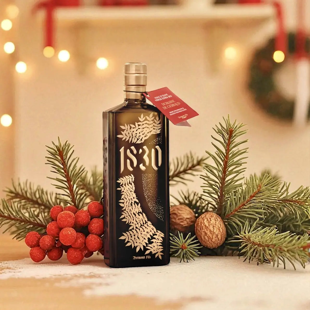 Testsieger Bio Olivenöl aus Frankreich – Domaine de Gerbaud AOP, Limited Edition. Elegante Geschenkflasche mit Oliven und Brot in festlicher Stimmung.