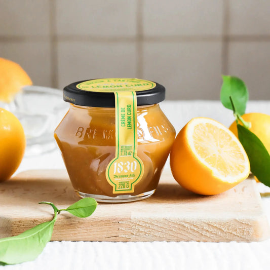 Zitronencreme (Lemon Curd) von Maison Brémond im 220 g Glas, umgeben von frischen Zitronen – cremig, fruchtig und perfekt für Brot & Desserts.