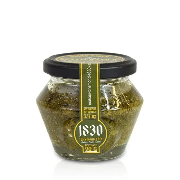 Glas mit Pesto aus der Provence mit Basilikum und Ziegenkäse von Maison Brémond 1830, 90 g, im sechseckigen Glas mit schwarzem Deckel und grün-goldenem Etikett.