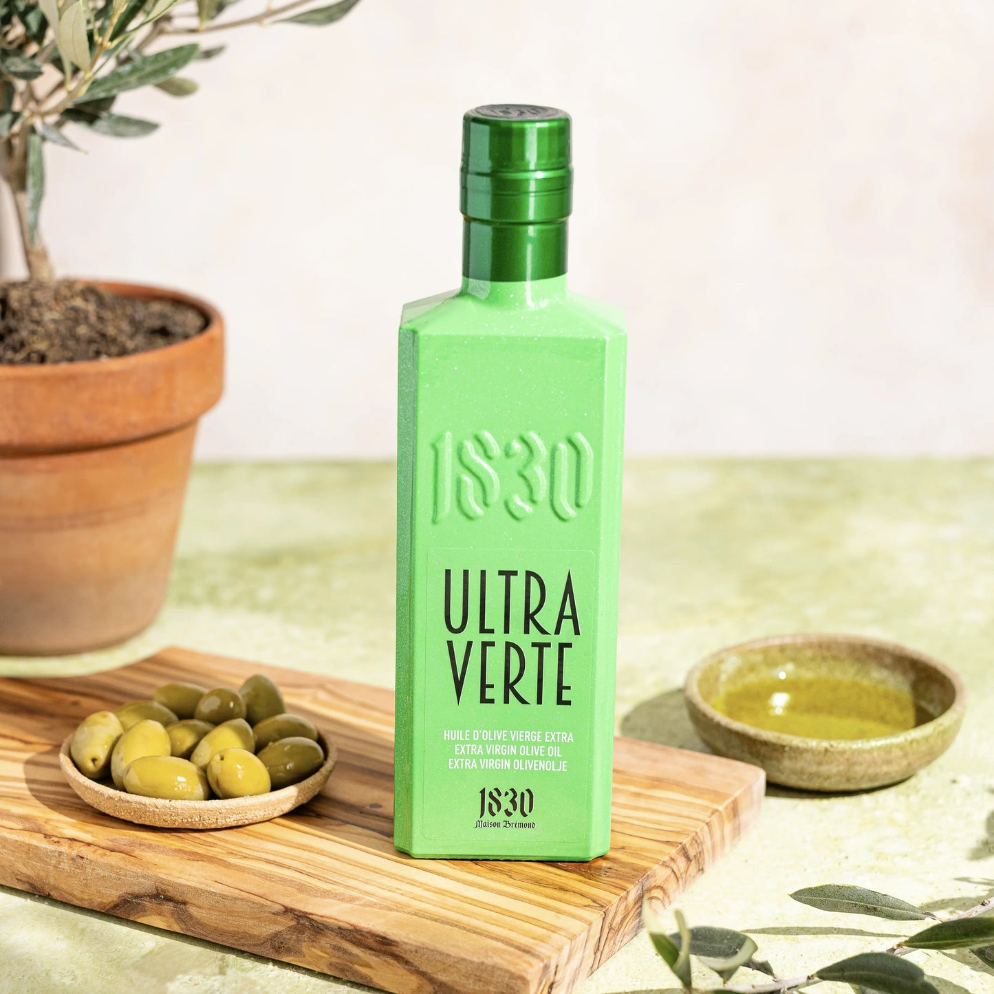 Testsieger Olivenöl 2025 – Ultra Verte von Maison Brémond 1830 mit grünen Oliven auf Holzbrett, Château de Panisse, Frankreich