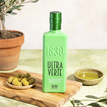 Testsieger Olivenöl 2025 – Ultra Verte von Maison Brémond 1830 mit grünen Oliven auf Holzbrett, Château de Panisse, Frankreich