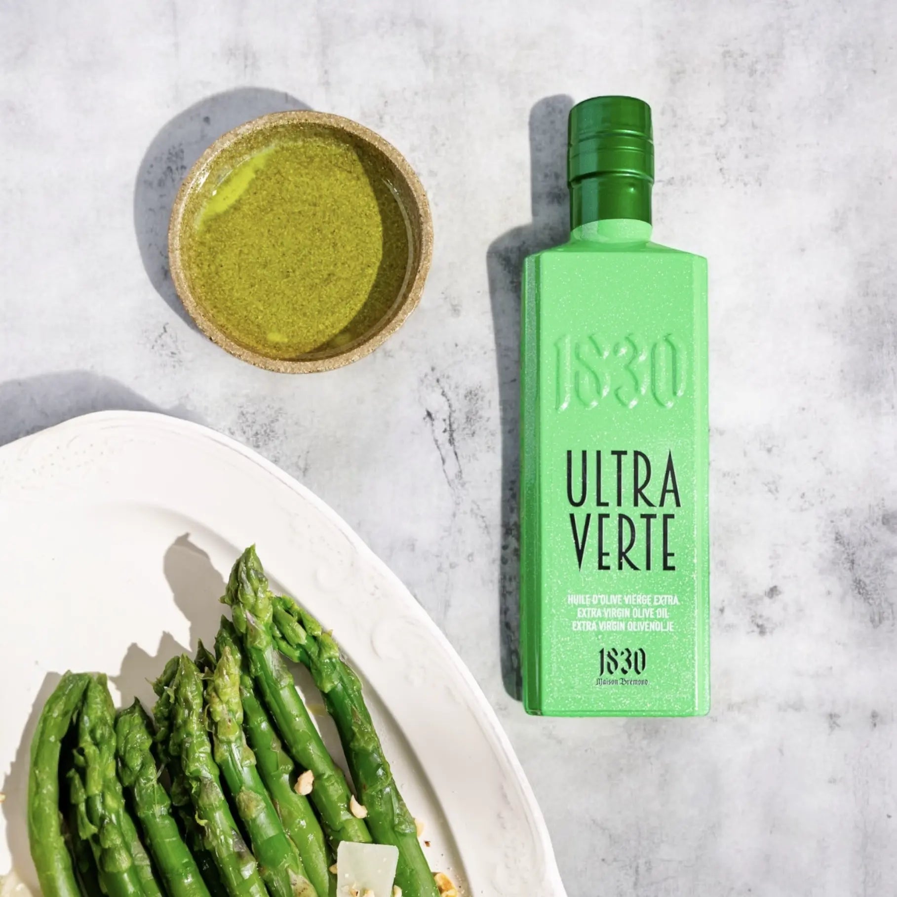 Testsieger Olivenöl 2025 aus der Provence – Ultra Verte neben Spargelgericht und Schale mit hochwertigem Olivenöl, Maison Brémond 1830