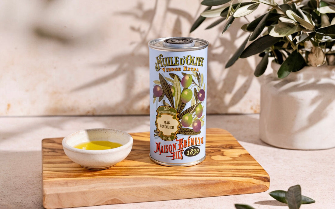 Natives Olivenöl Extra aus der Provence von Maison Brémond 1830 in dekorativer Dose auf Holzbrett