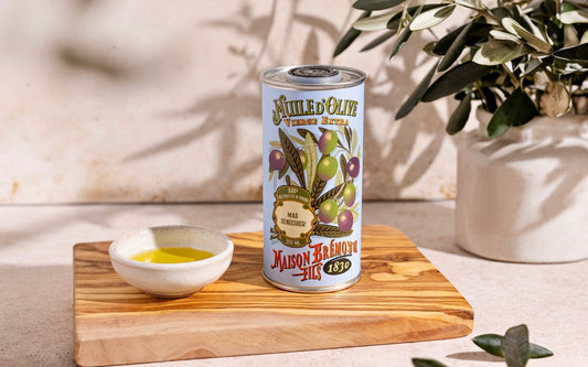 Natives Olivenöl Extra aus der Provence von Maison Brémond 1830 in dekorativer Dose auf Holzbrett