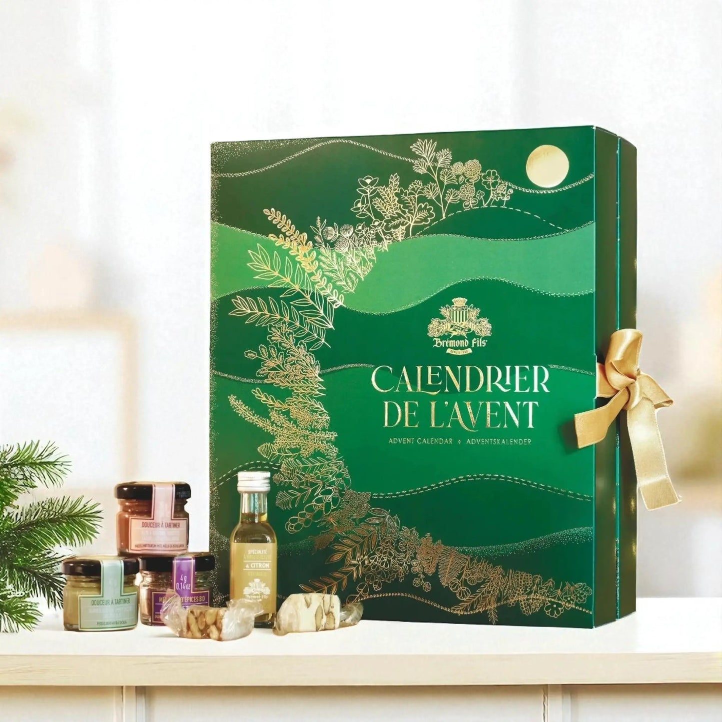 Adventskalender 2025 von Maison Brémond 1830 in edler grüner Geschenkbox mit goldener Schleife, gefüllt mit mediterraner Feinkost, Olivenöl, Balsamico, Honig und Aufstrichen.