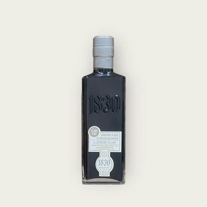 Hochwertiger 12 Jahre gereifter Balsamico Modena in einer eleganten Flasche, stehend . Perfekt für Feinschmecker und Gourmet-Küche.