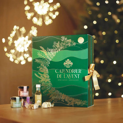 Adventskalender 2025 von Maison Brémond 1830 in edler grüner Geschenkbox mit goldener Schleife, gefüllt mit mediterraner Feinkost, Olivenöl, Balsamico, Honig und Aufstrichen.