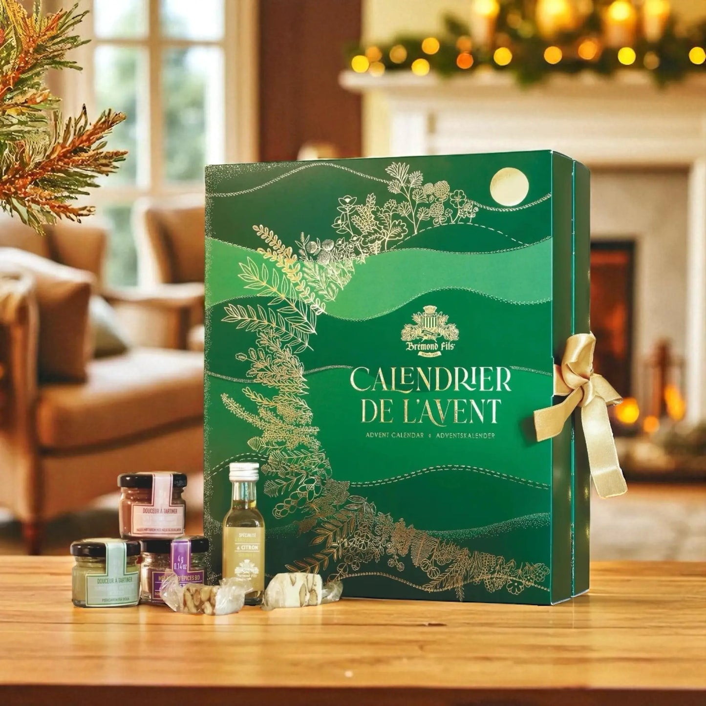 Adventskalender 2025 von Maison Brémond 1830 in edler grüner Geschenkbox mit goldener Schleife, gefüllt mit mediterraner Feinkost, Olivenöl, Balsamico, Honig und Aufstrichen.