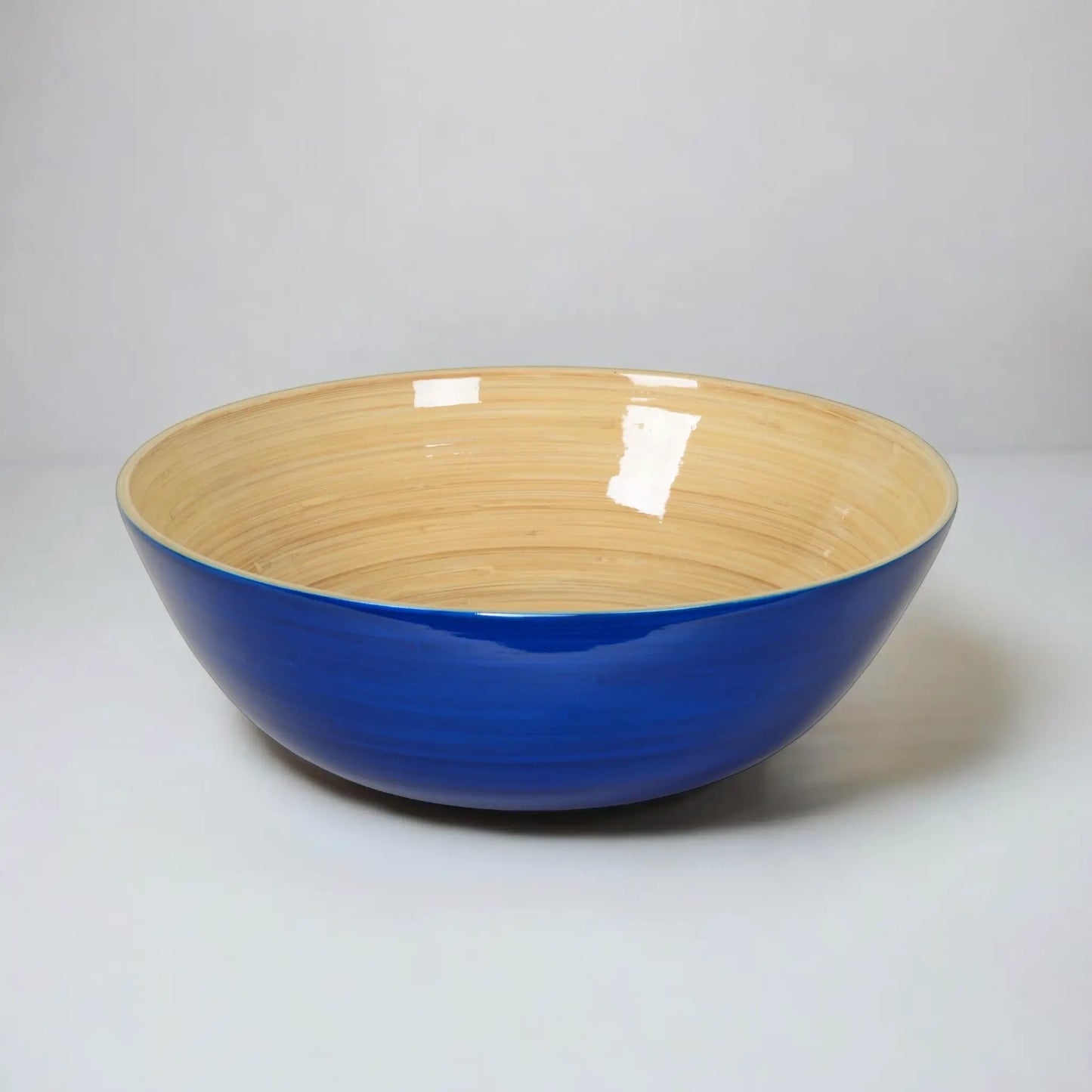 Tiefblaue Bambus-Salatschüssel auf neutralem Hintergrund, modernes und nachhaltiges Design für stilvolle Küchen und Esstische
