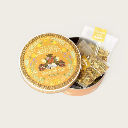 Metalldose mit Bio-Kräutertee von Brémond Fils – zitrisch-aromatische Aromen mit Löwenzahnblättern, grünem Rooibos, Clementine, Süßholz, Orange & Olivenblättern.