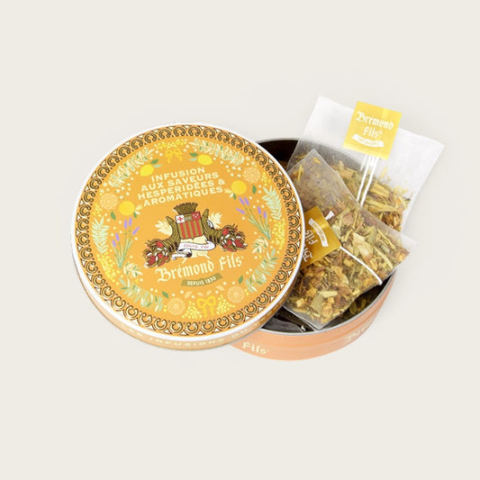 Metalldose mit Bio-Kräutertee von Brémond Fils – zitrisch-aromatische Aromen mit Löwenzahnblättern, grünem Rooibos, Clementine, Süßholz, Orange & Olivenblättern.