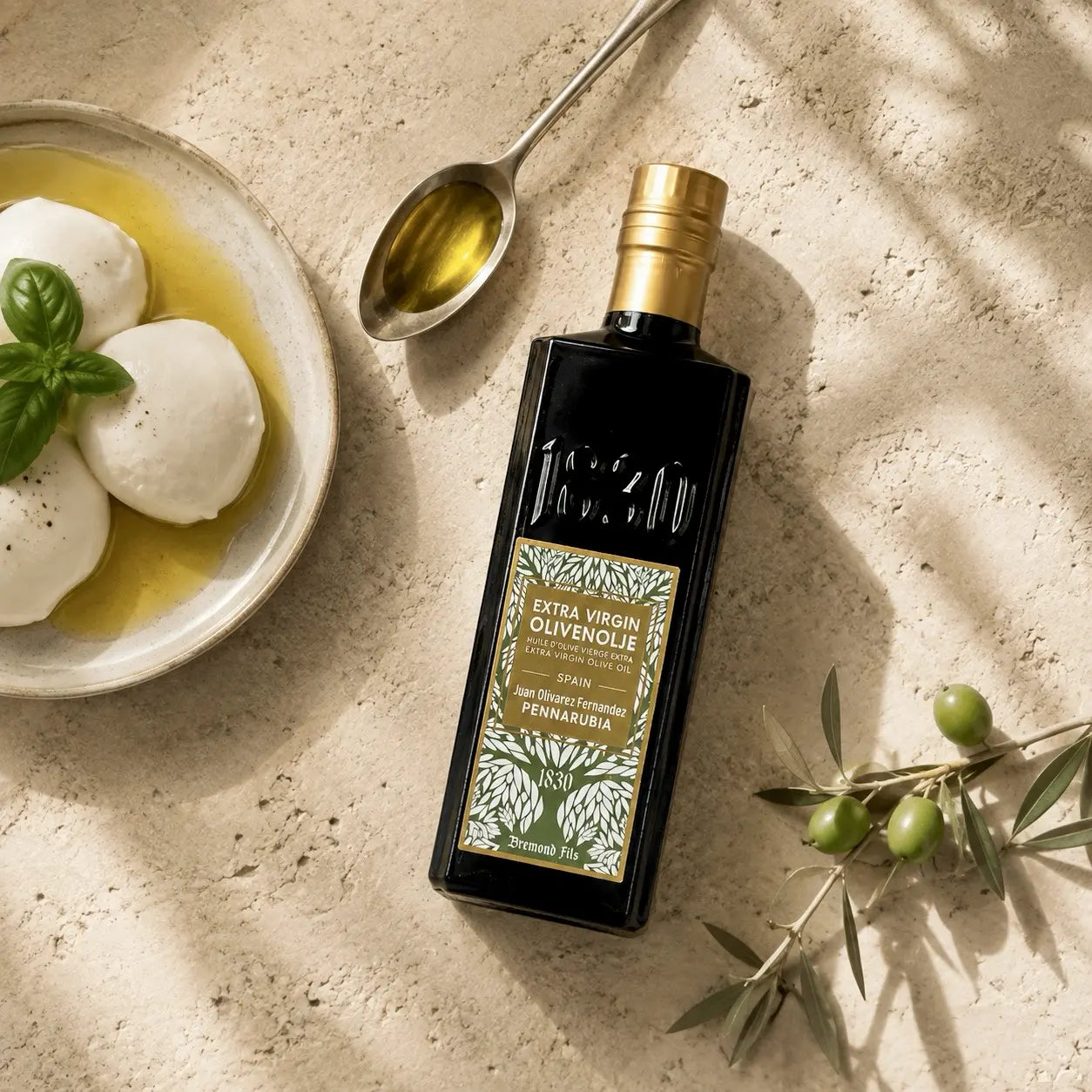 Bio Olivenöl nativ extra Pennarubia aus Spanien mit Mozzarella und Basilikum
