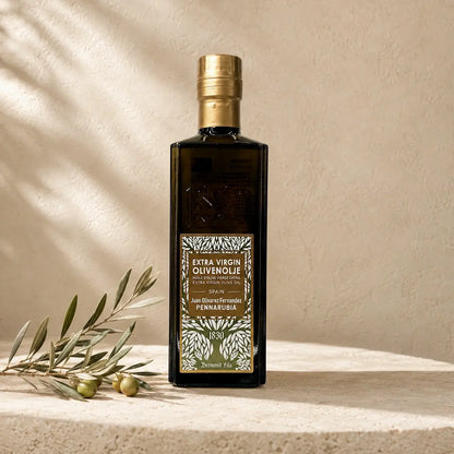 Bio Pennarubia Olivenöl nativ extra aus Spanien mit Oliven und Olivenzweig
