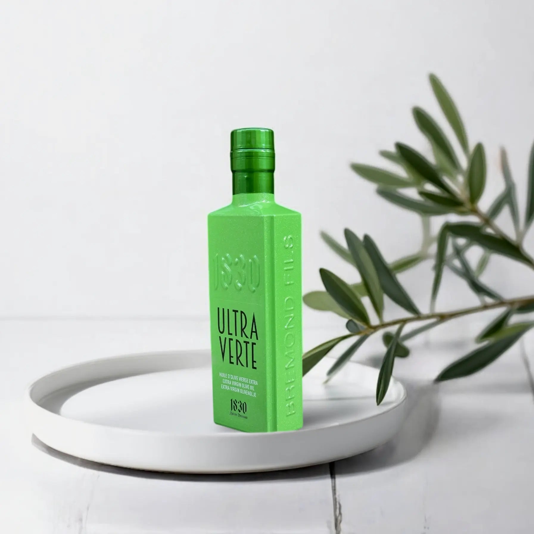 Ultra Verte Bio-Olivenöl aus Spanien – leuchtend grüne Flasche auf hellem Hintergrund, perfekt für Feinschmecker und Liebhaber hochwertiger Olivenöle.