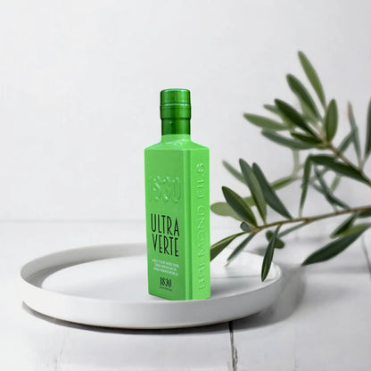 Ultra Verte Bio-Olivenöl aus Spanien – leuchtend grüne Flasche auf hellem Hintergrund, perfekt für Feinschmecker und Liebhaber hochwertiger Olivenöle.
