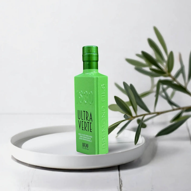 Ultra Verte Bio-Olivenöl aus Spanien – leuchtend grüne Flasche auf hellem Hintergrund, perfekt für Feinschmecker und Liebhaber hochwertiger Olivenöle.
