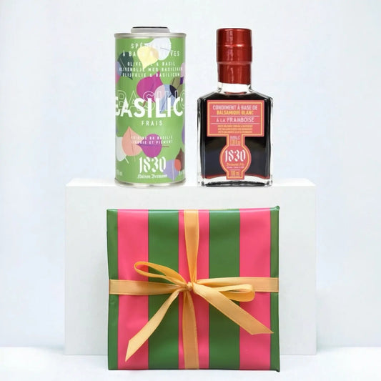 Geschenkset Maison Brémond 1830 mit Olivenöl Basilikum 250 ml und Himbeer Balsamico 100 ml, dekorativ verpackt mit Geschenkpapier und Schleife.